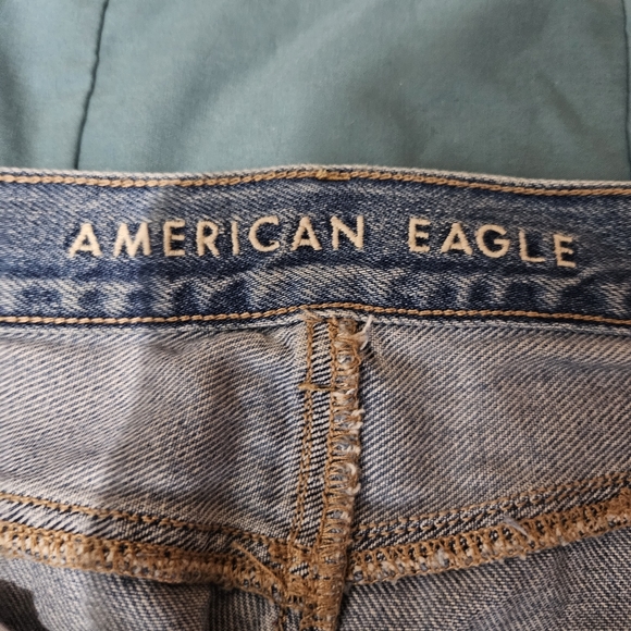 American Eagle woman's heavily distressed mom jeans - Picture 8 of 14